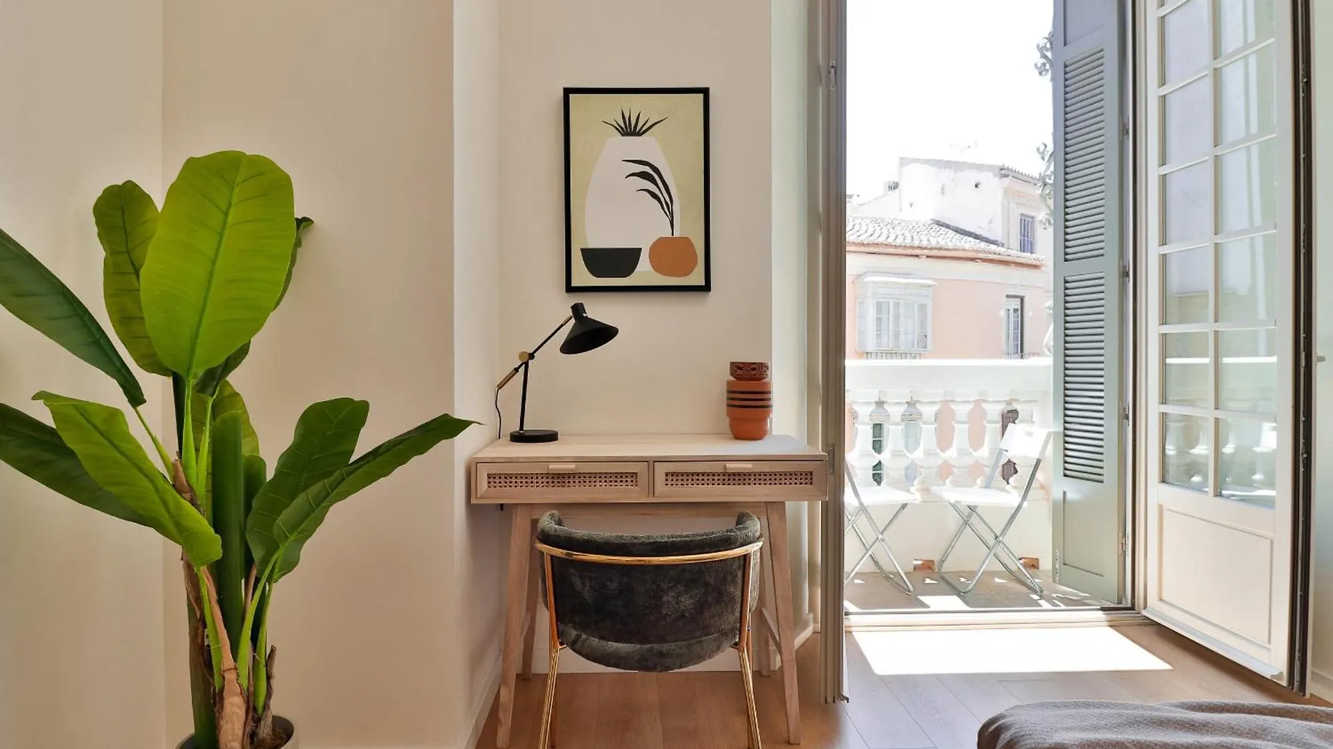 C74 - Marvelous 3 Bedroom Apartment In Historical Málaga