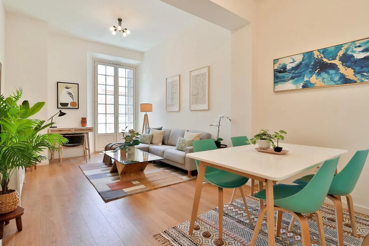 C74 - Marvelous 3 Bedroom Apartment In Historical Malaga