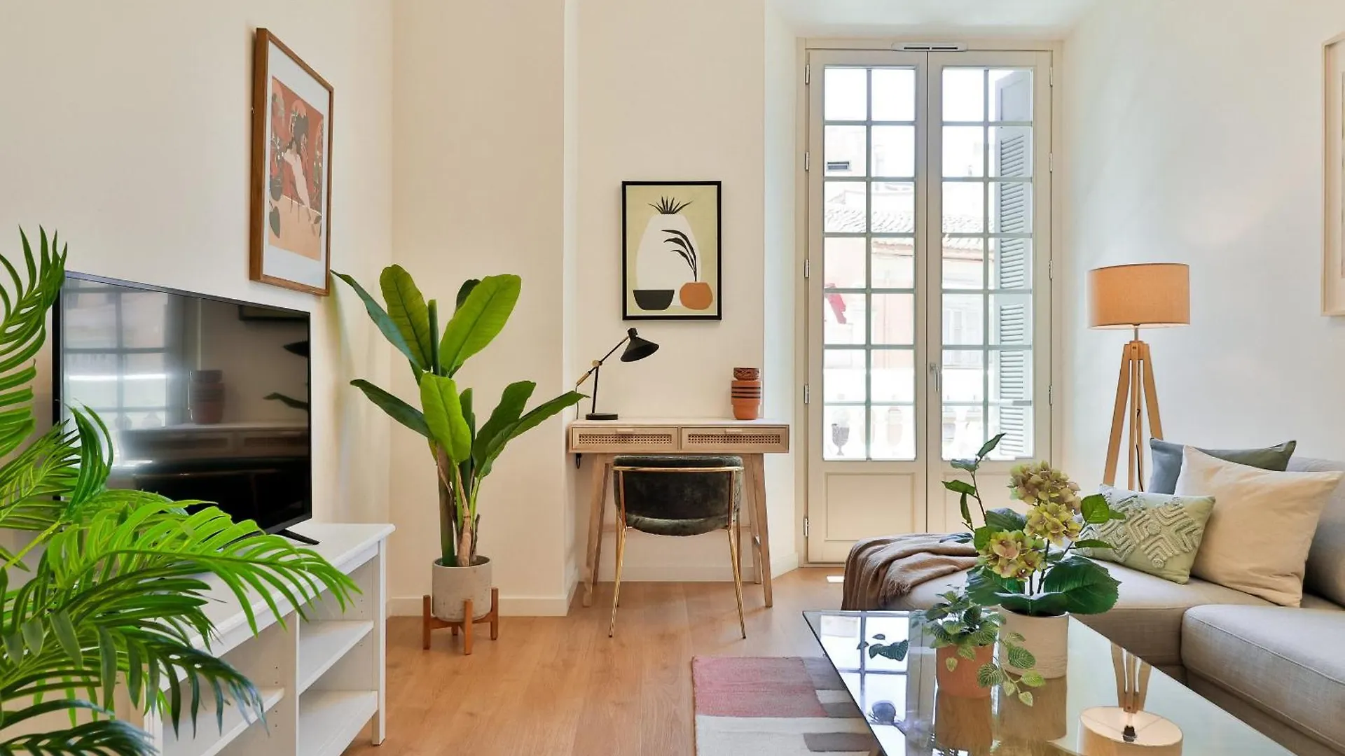C74 - Marvelous 3 Bedroom Apartment In Historical Málaga